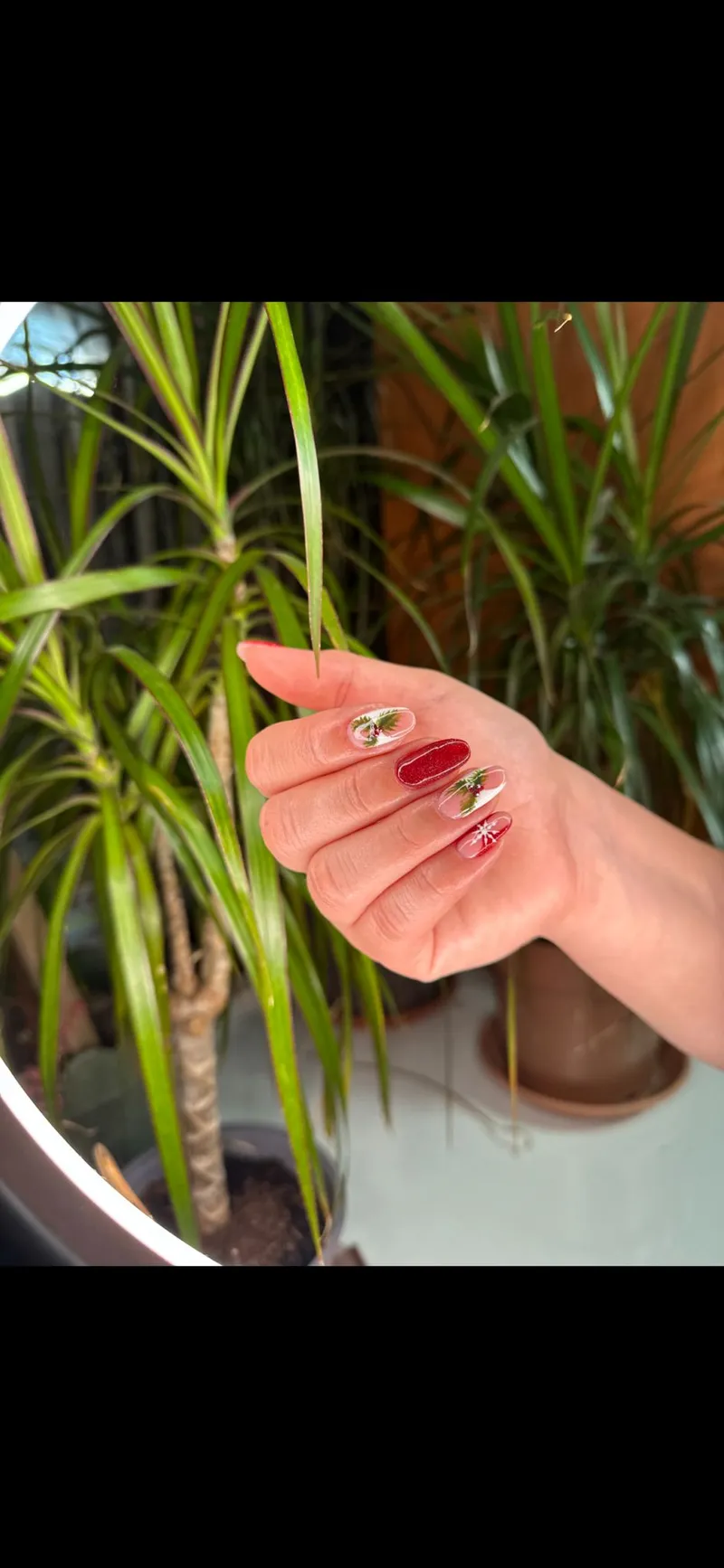 Nail art de Crăciun, roșu și alb, detaliu floral
