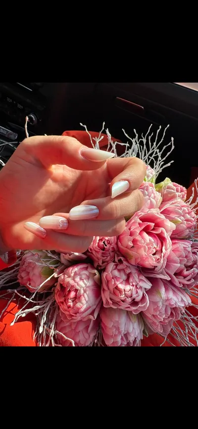 Manichiură pearl aurora peste bujori