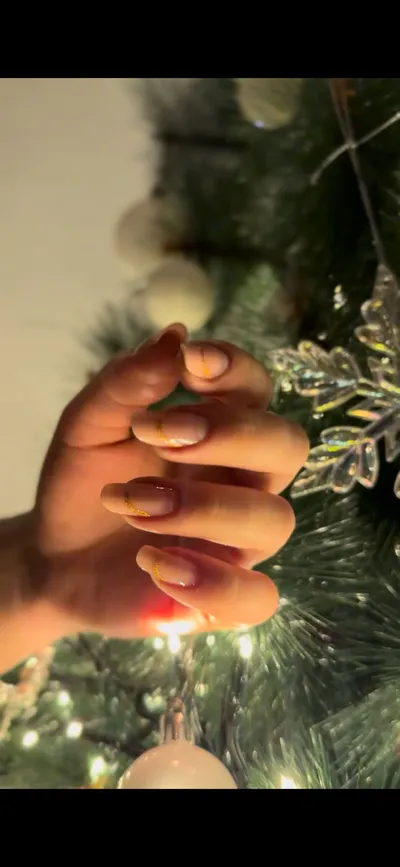 Nail art de Crăciun, bordo și auriu